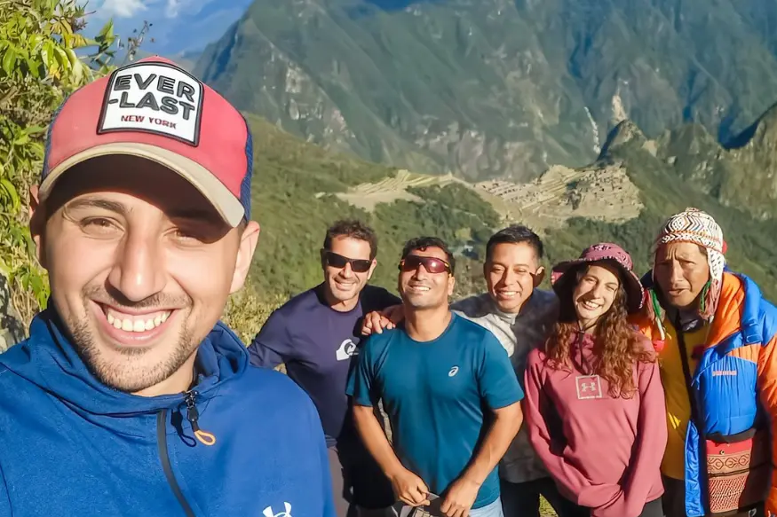hiking inca trail to machu picchu